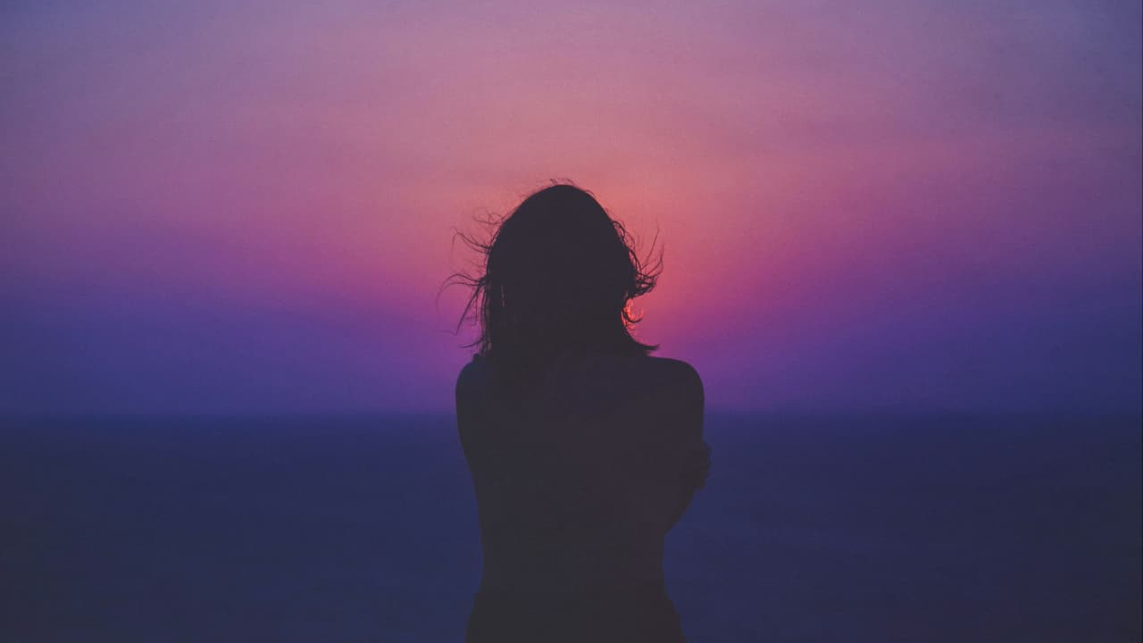 Soft pastel sunset sky in pink and purple tones, evoking clarity and calm around organising scattered ideas